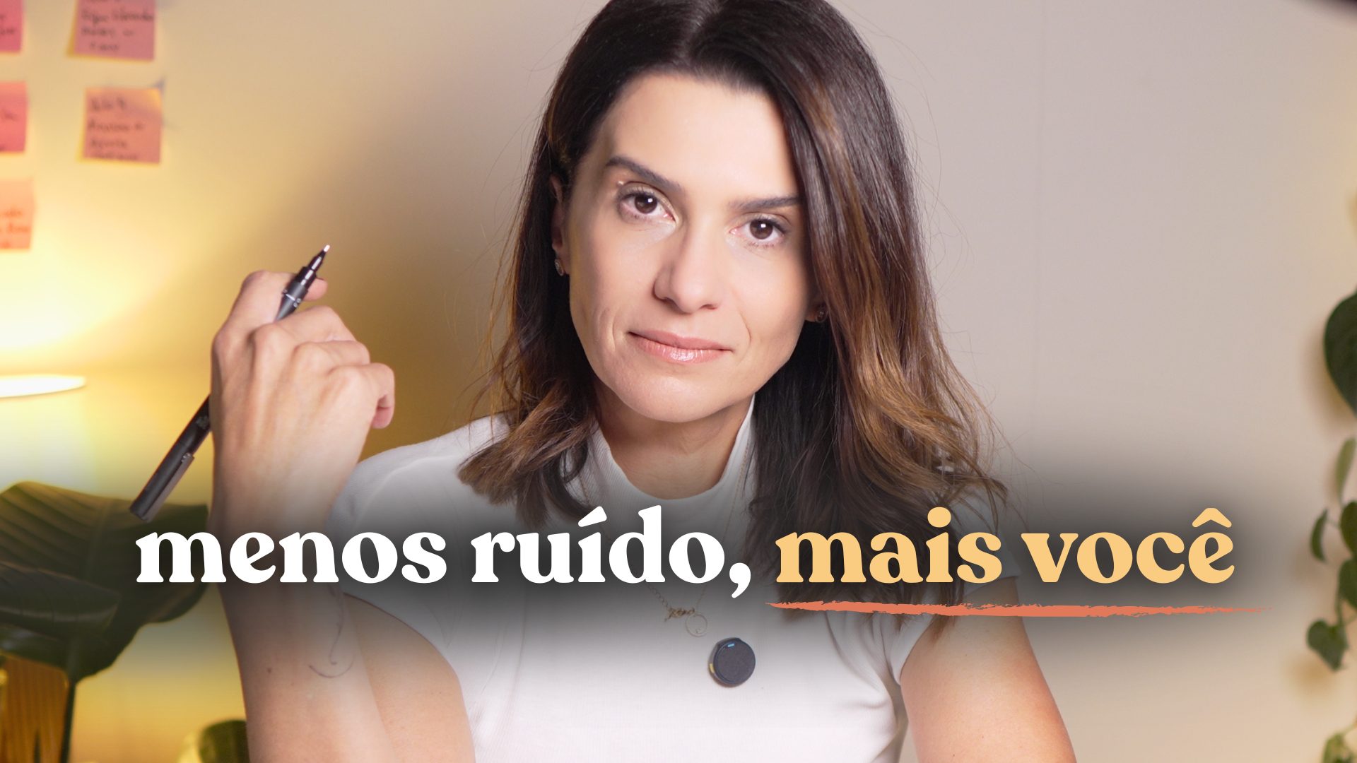 mulher escrevendo para organizar a mente e reduzir a sobrecarga mental